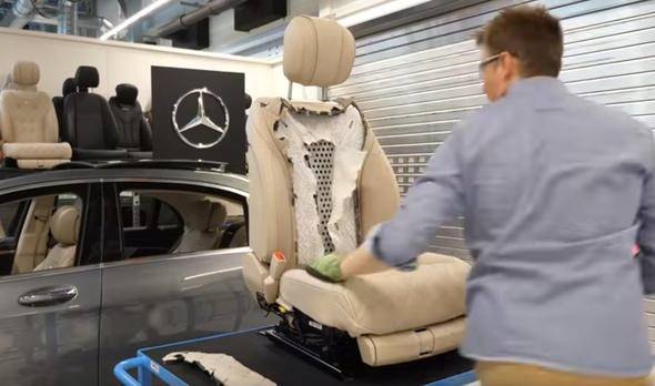Mercdes-Benz S-Class koltuğundaki kesip içine baktılar - 8