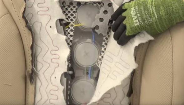 Mercdes-Benz S-Class koltuğundaki kesip içine baktılar - 9