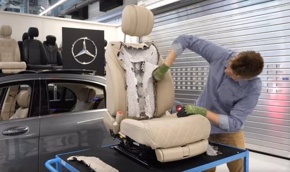 Mercdes-Benz S-Class koltuğundaki kesip içine baktılar - 10