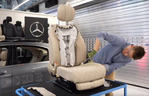 Mercdes-Benz S-Class koltuğundaki kesip içine baktılar - 11