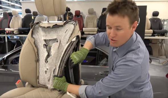 Mercdes-Benz S-Class koltuğundaki kesip içine baktılar - 12