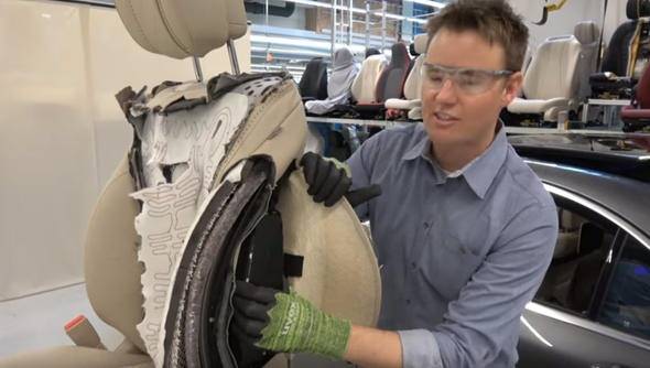 Mercdes-Benz S-Class koltuğundaki kesip içine baktılar - 13