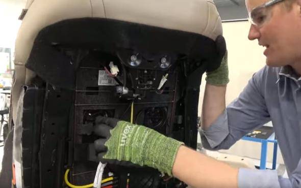 Mercdes-Benz S-Class koltuğundaki kesip içine baktılar - 14