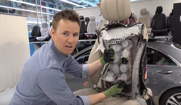 Mercdes-Benz S-Class koltuğundaki kesip içine baktılar - 15