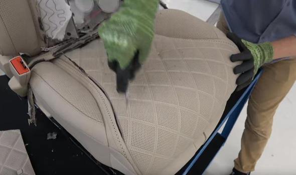 Mercdes-Benz S-Class koltuğundaki kesip içine baktılar - 16