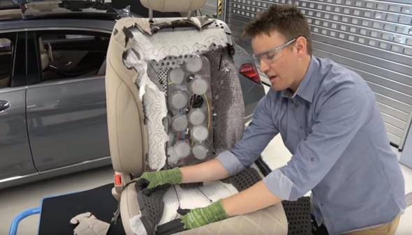 Mercdes-Benz S-Class koltuğundaki kesip içine baktılar - 17