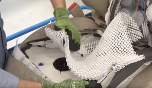 Mercdes-Benz S-Class koltuğundaki kesip içine baktılar - 18