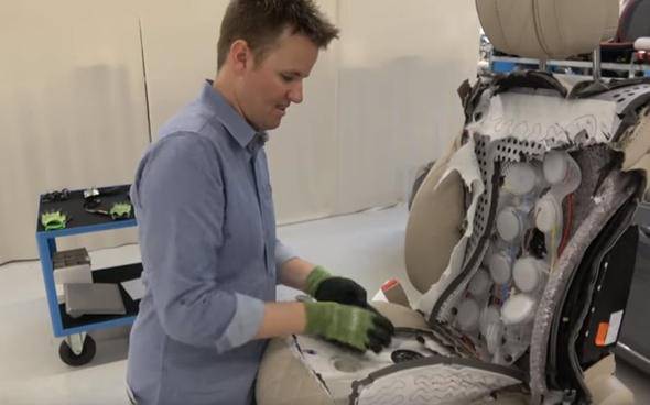 Mercdes-Benz S-Class koltuğundaki kesip içine baktılar - 19