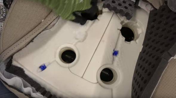 Mercdes-Benz S-Class koltuğundaki kesip içine baktılar - 20