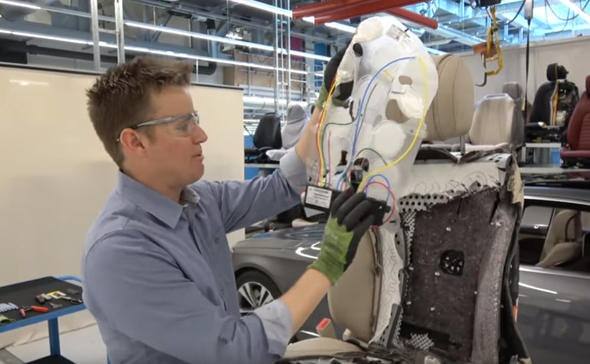 Mercdes-Benz S-Class koltuğundaki kesip içine baktılar - 21