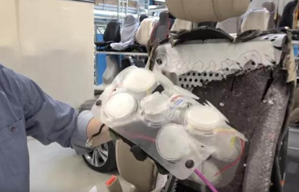 Mercdes-Benz S-Class koltuğundaki kesip içine baktılar - 22