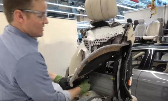 Mercdes-Benz S-Class koltuğundaki kesip içine baktılar - 23