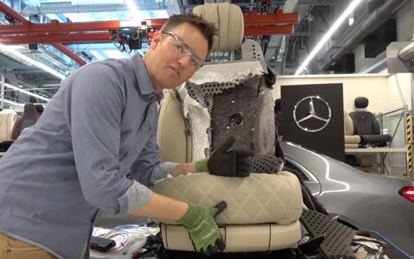 Mercdes-Benz S-Class koltuğundaki kesip içine baktılar - 24