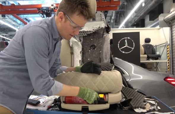 Mercdes-Benz S-Class koltuğundaki kesip içine baktılar - 25