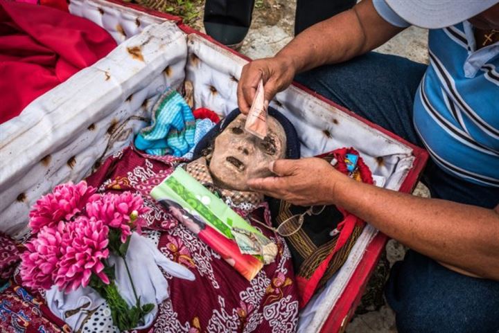 Ölülerin çürümüş bedenleriyle aynı evde yaşıyorlar - 6