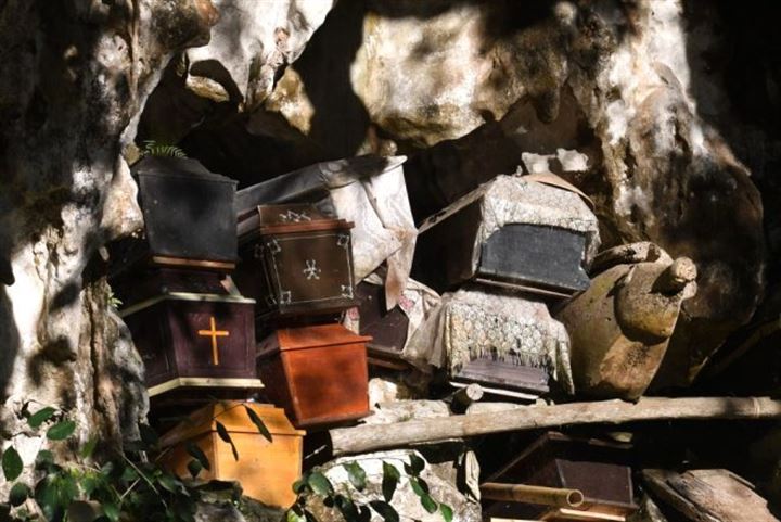 Ölülerin çürümüş bedenleriyle aynı evde yaşıyorlar - 7