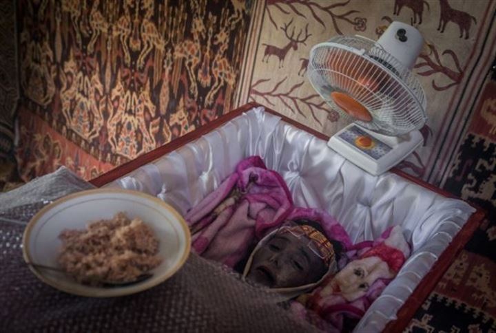 Ölülerin çürümüş bedenleriyle aynı evde yaşıyorlar - 4