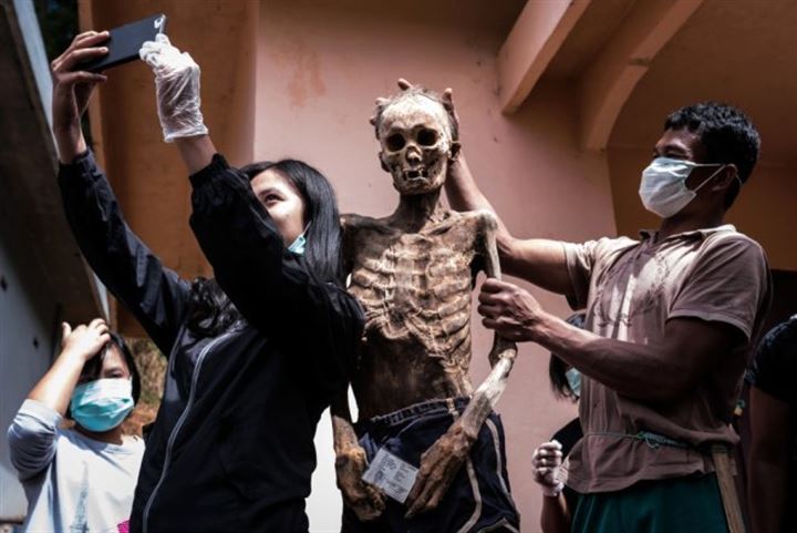 Ölülerin çürümüş bedenleriyle aynı evde yaşıyorlar - 9