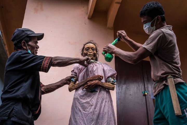 Ölülerin çürümüş bedenleriyle aynı evde yaşıyorlar - 15