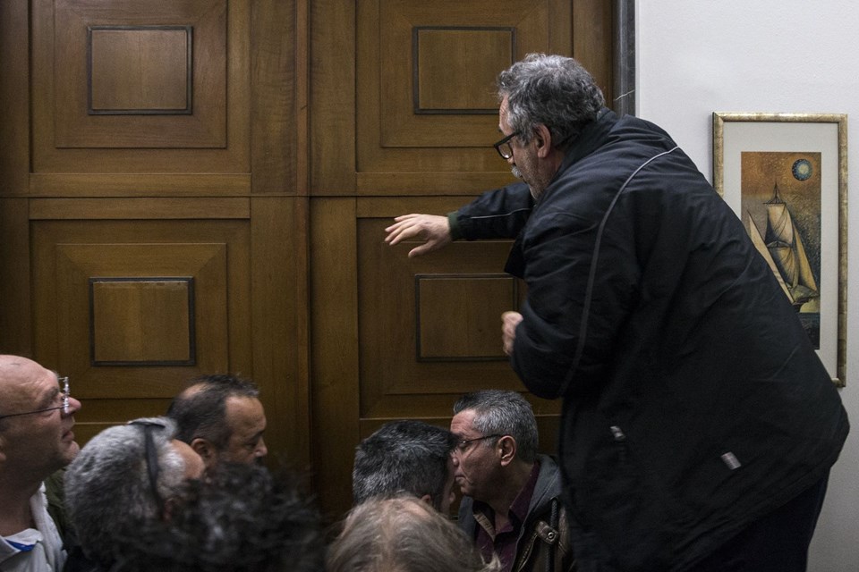 Göstericiler parlamentoyu bastı - 1