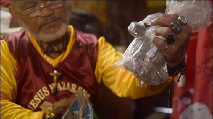 Mezarları açıp ölülerin diz kapaklarını çalıyor - 2