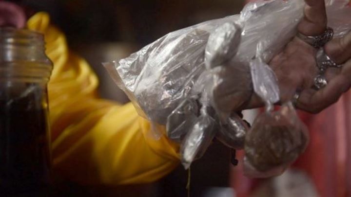 Mezarları açıp ölülerin diz kapaklarını çalıyor - 4