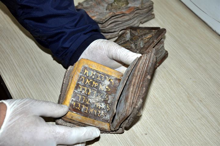 İbranice el yazmalı tarihi kitap ele geçirilid - 6