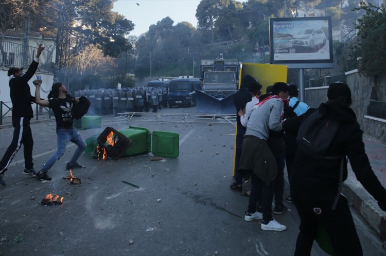 Cezayir'de sivil halk polisleri korudu - 2