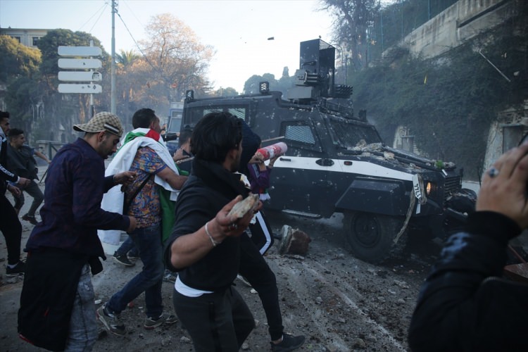 Cezayir'de sivil halk polisleri korudu - 3