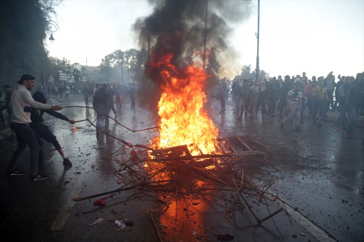 Cezayir'de sivil halk polisleri korudu - 1