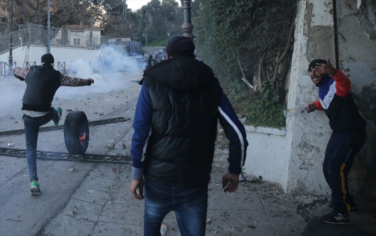 Cezayir'de sivil halk polisleri korudu - 5
