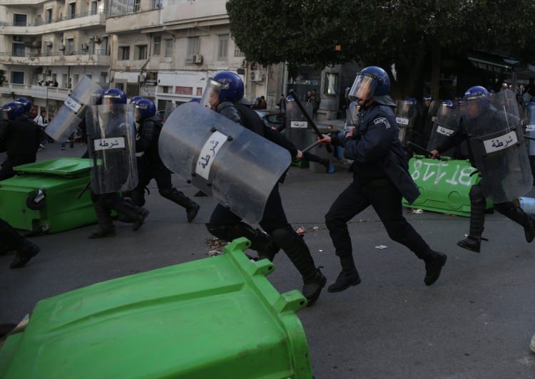 Cezayir'de sivil halk polisleri korudu - 7
