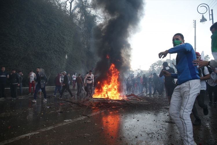 Cezayir'de sivil halk polisleri korudu - 8