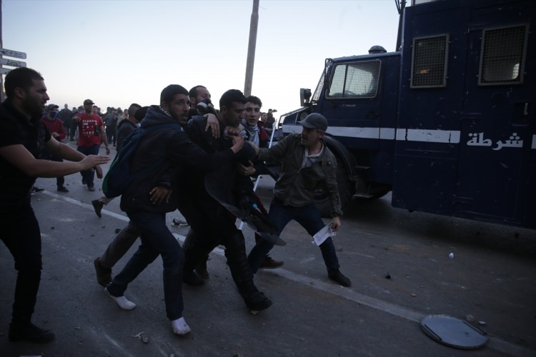 Cezayir'de sivil halk polisleri korudu - 9