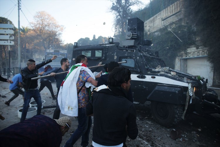 Cezayir'de sivil halk polisleri korudu - 6