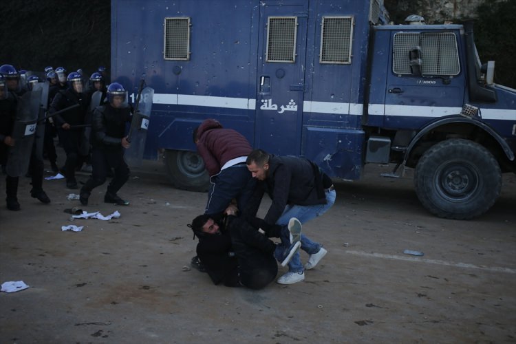 Cezayir'de sivil halk polisleri korudu - 11