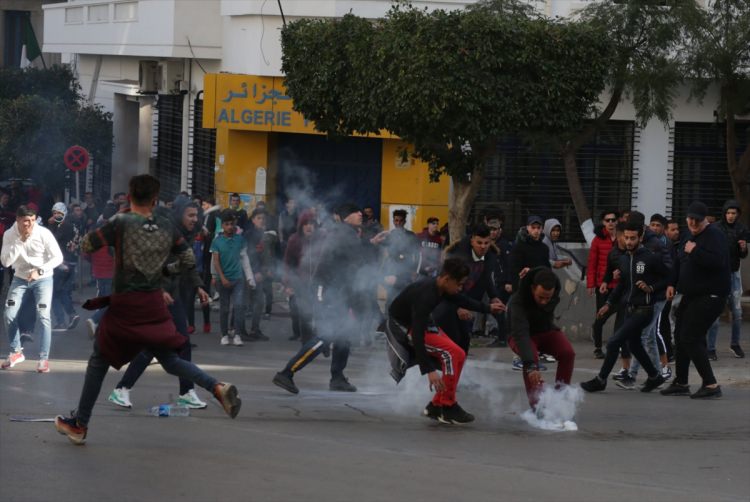 Cezayir'de sivil halk polisleri korudu - 13