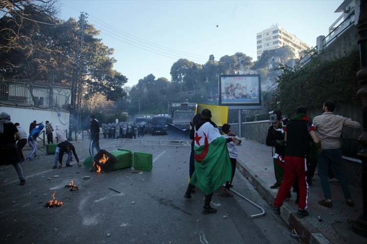 Cezayir'de sivil halk polisleri korudu - 14