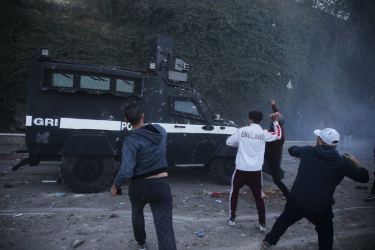 Cezayir'de sivil halk polisleri korudu - 12
