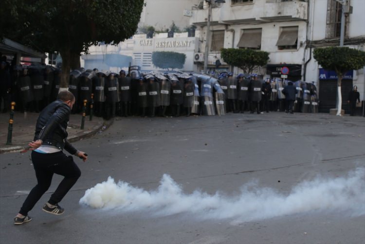Cezayir'de sivil halk polisleri korudu - 16