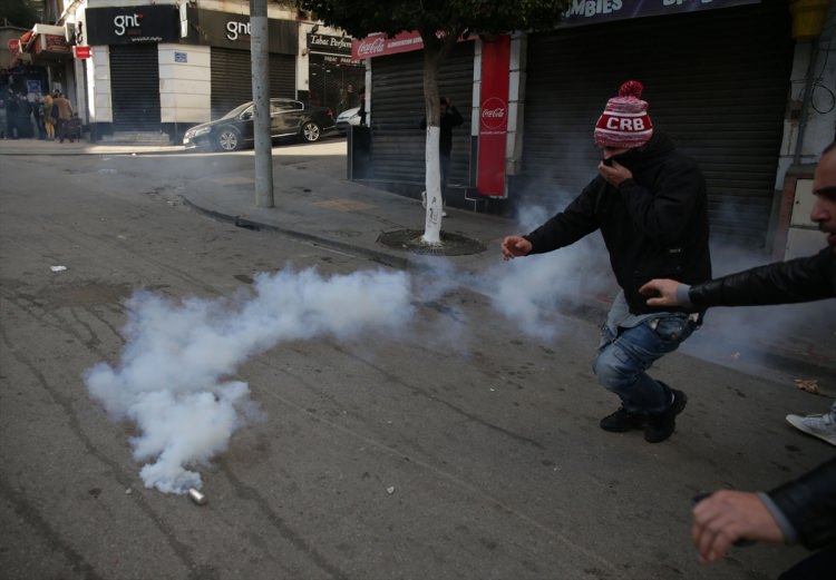Cezayir'de sivil halk polisleri korudu - 17