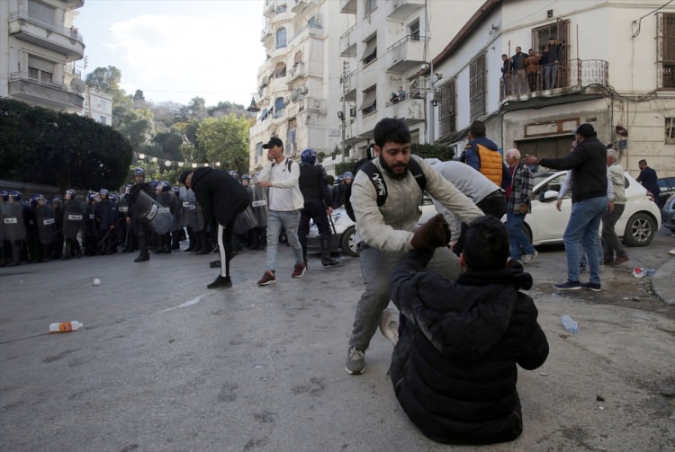 Cezayir'de sivil halk polisleri korudu - 15