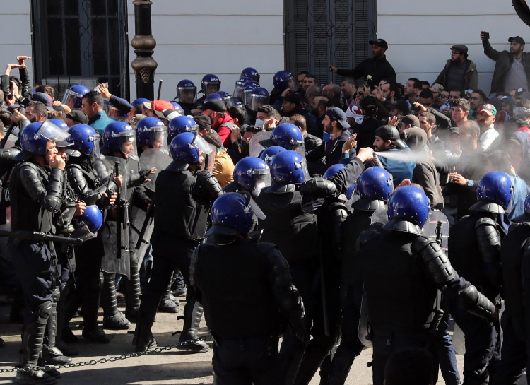 Cezayir'de sivil halk polisleri korudu - 22