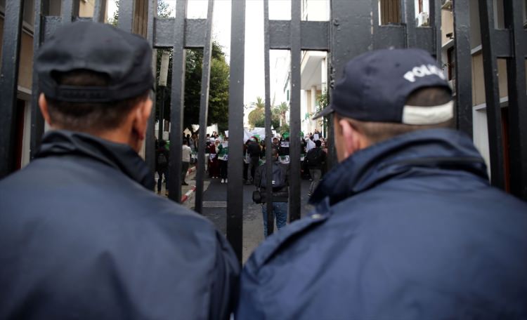 Cezayir'de sivil halk polisleri korudu - 19