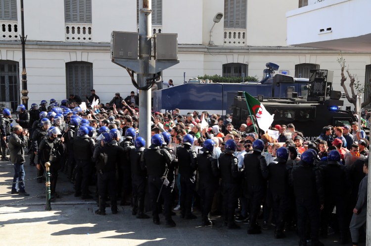 Cezayir'de sivil halk polisleri korudu - 23