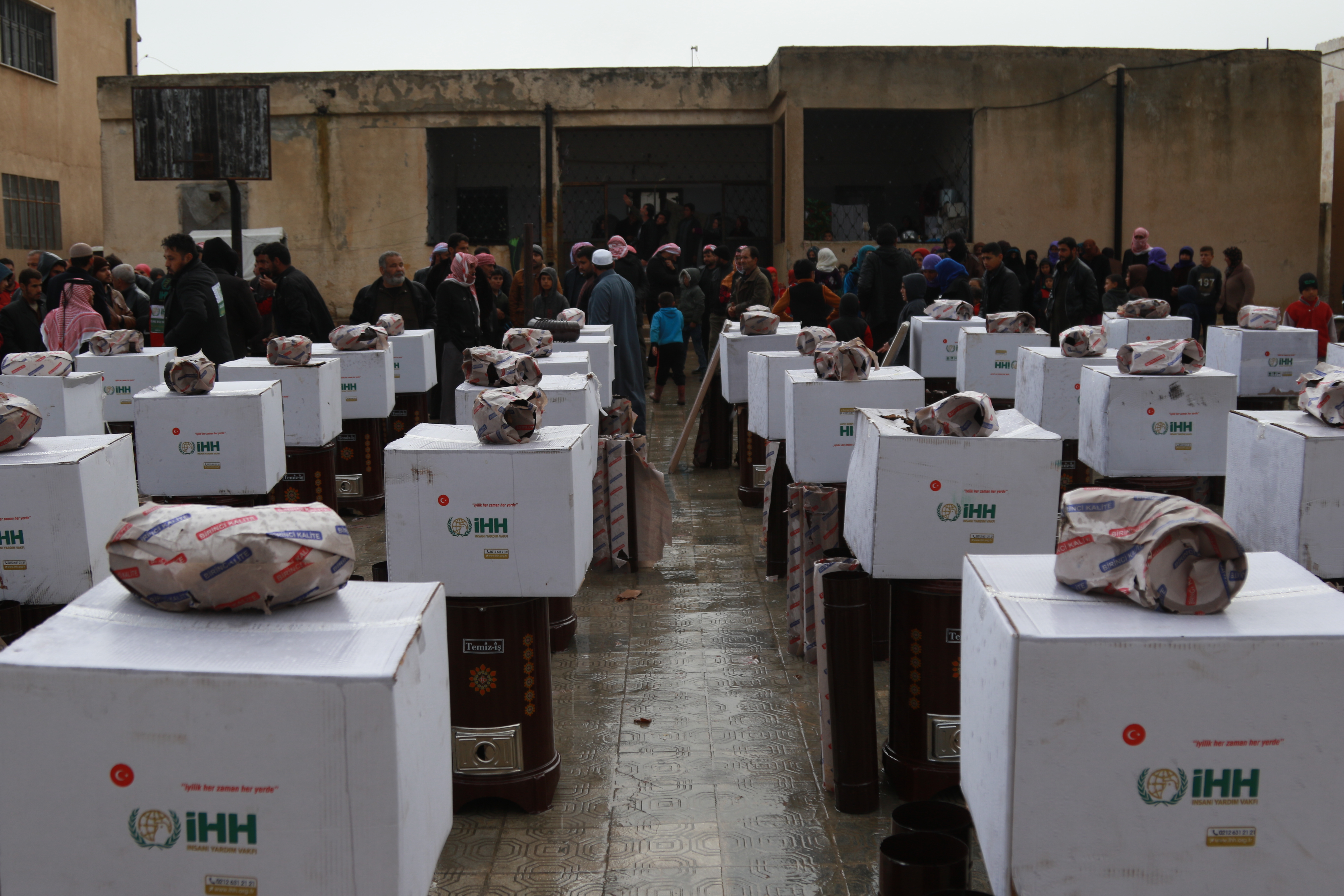 İHH'den bombardıman altındaki Han Şeyhun'a yardım - 1