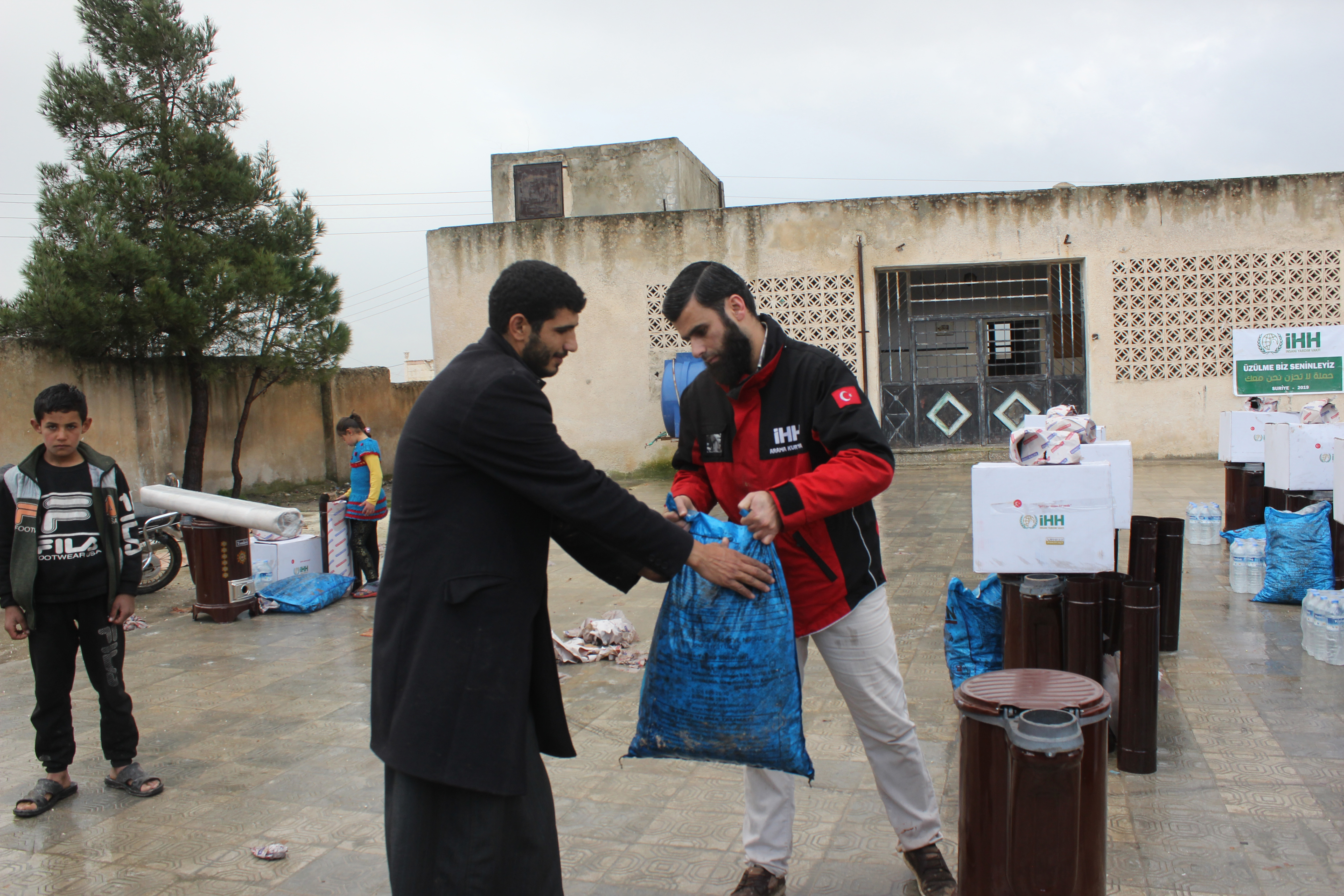 İHH'den bombardıman altındaki Han Şeyhun'a yardım - 1