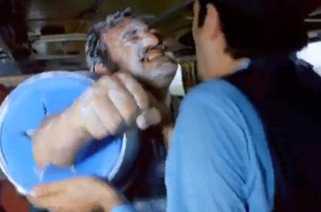 Filmlerin güldüren hataları - 24