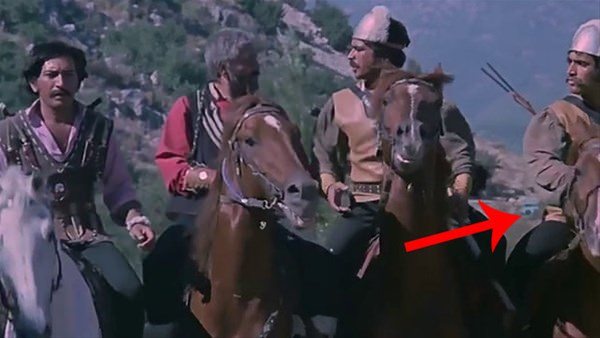 Filmlerin güldüren hataları - 47