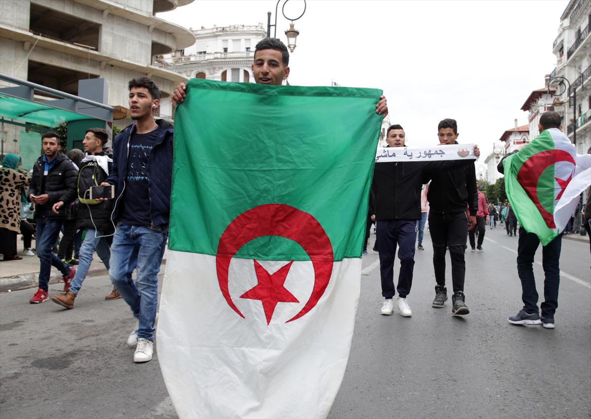Cezayir'de Bouteflika karşıtı protestolarda 112 polis yaralandı - 1